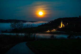 Foto: Auer Reinhard „Kirche Oberleis bei Nacht und Nebel“